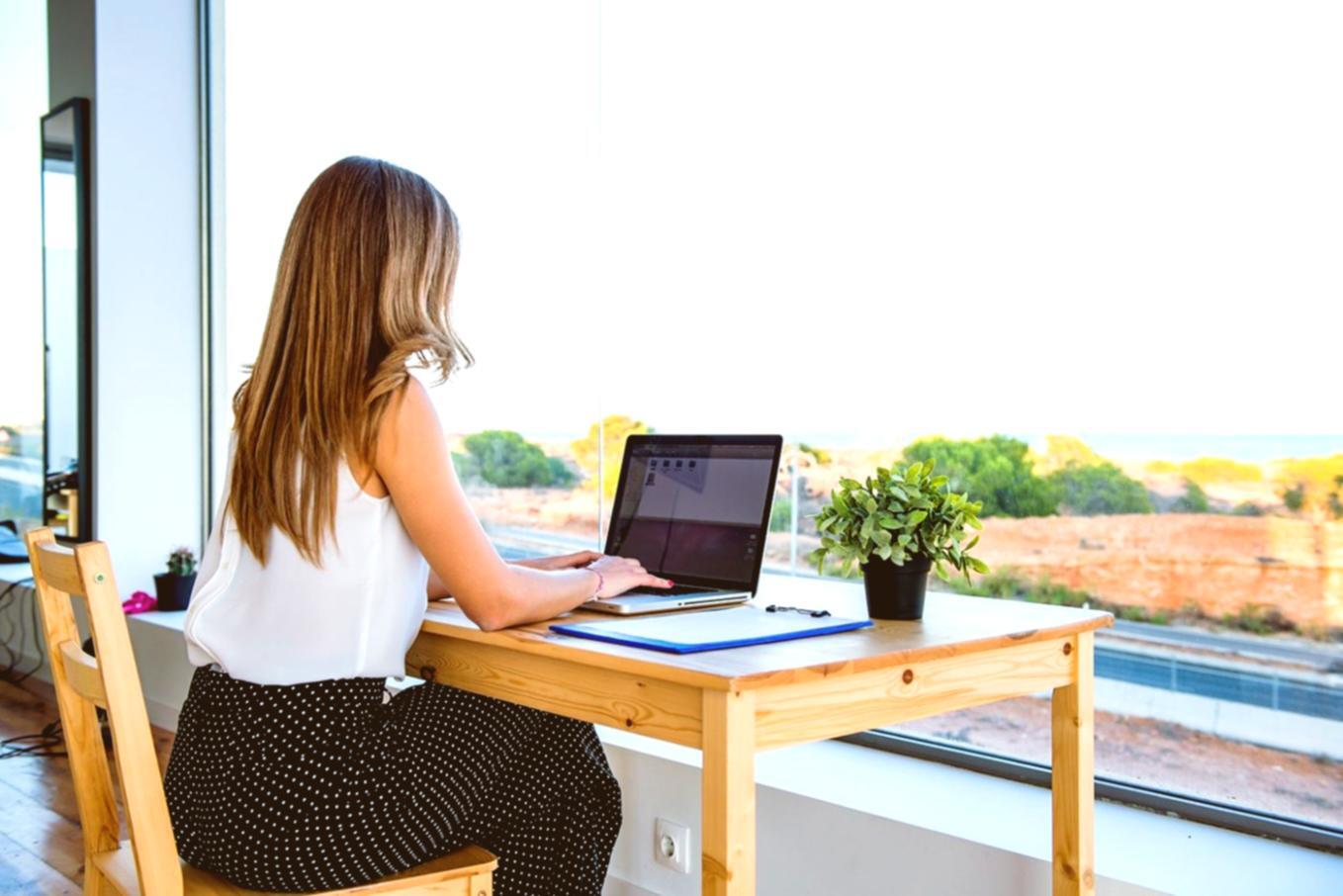 Equipo trabajando en planificación financiera colaborativa