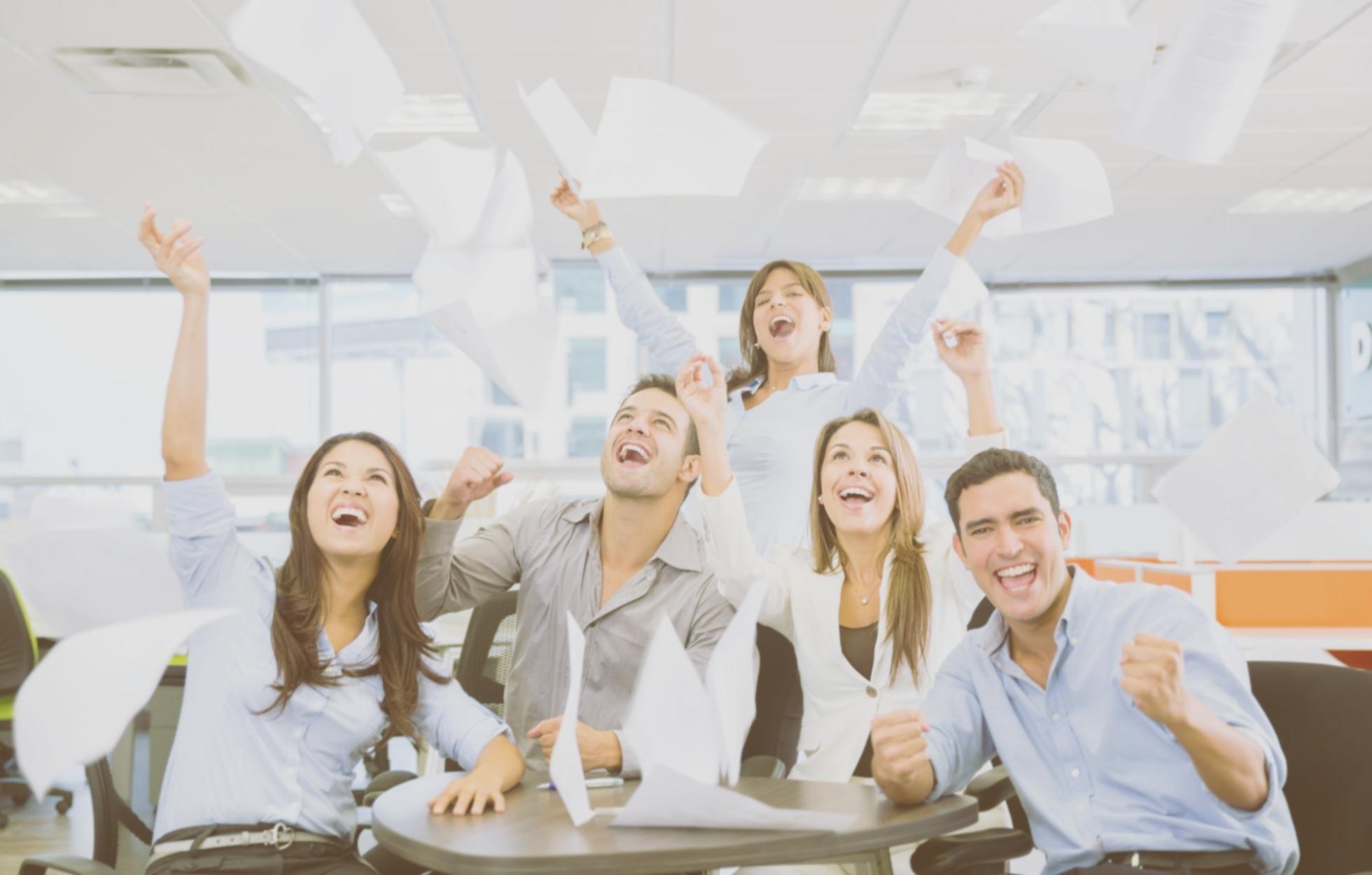 Reunión de planificación presupuestaria para evento corporativo en oficina de Concordia