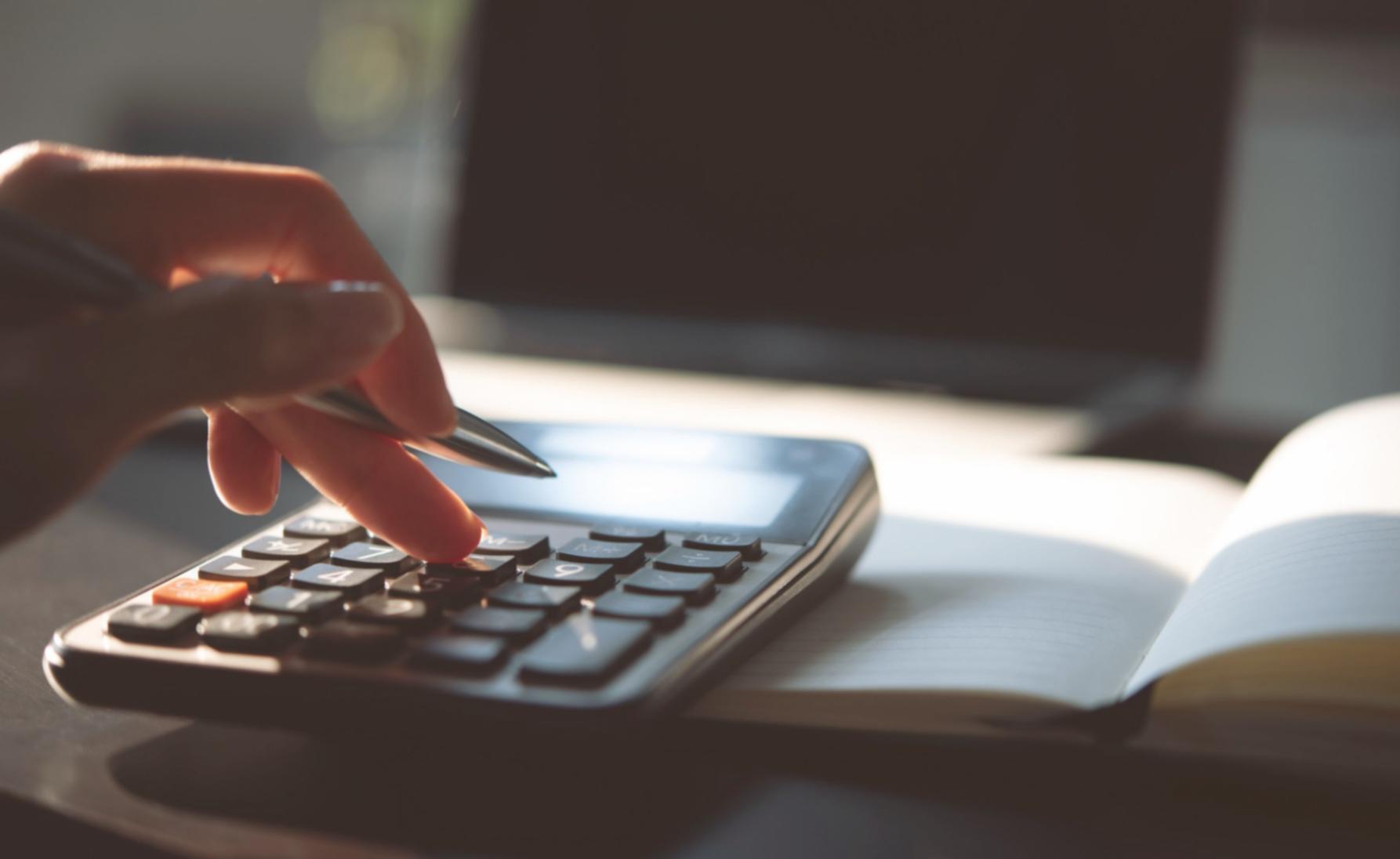 Estudiantes trabajando en planificación de presupuestos para eventos